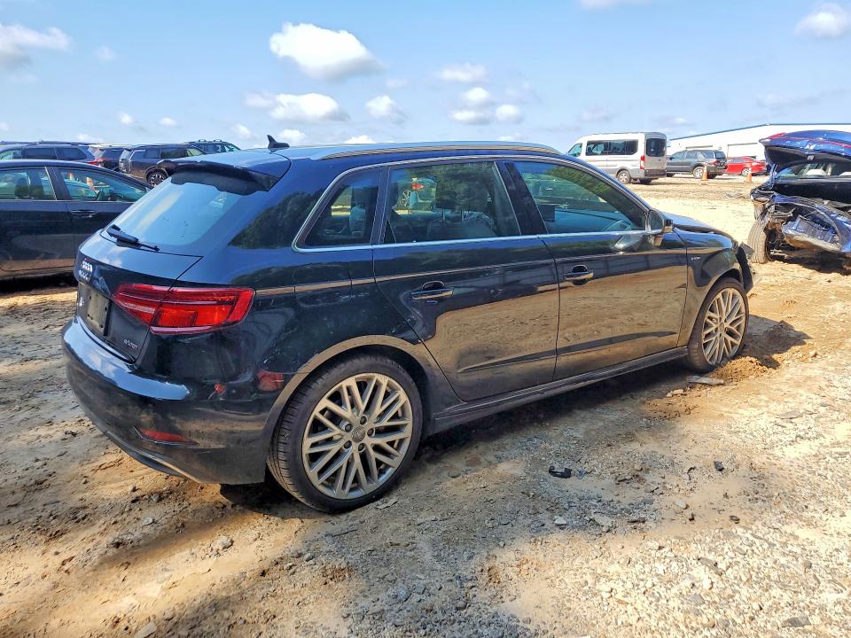Продаж на аукціоні авто 2018 Audi A3, vin: WAUTPBFF7JA075951, номер лоту: 60127516
