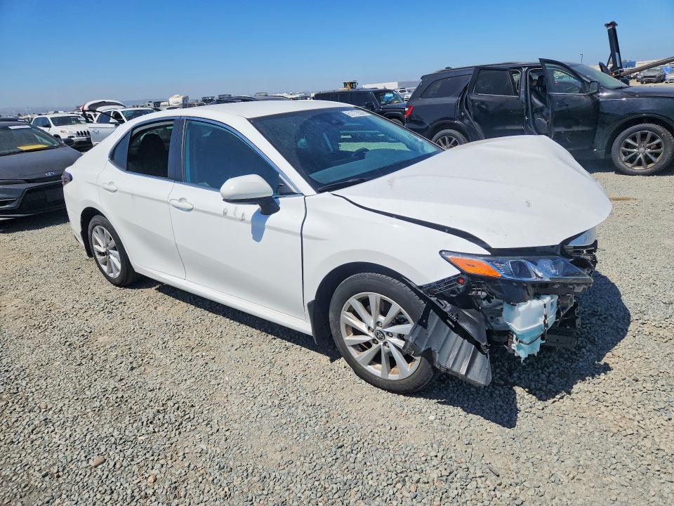 61173556 :رقم المزاد ، 4T1C11AK5NU669991 vin ، 2022 Toyota Camry مزاد بيع