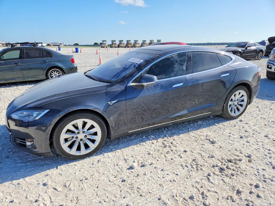2015 Tesla Model S მანქანა იყიდება აუქციონზე, vin: 5YJSA1E27FF112486, აუქციონის ნომერი: 60631236