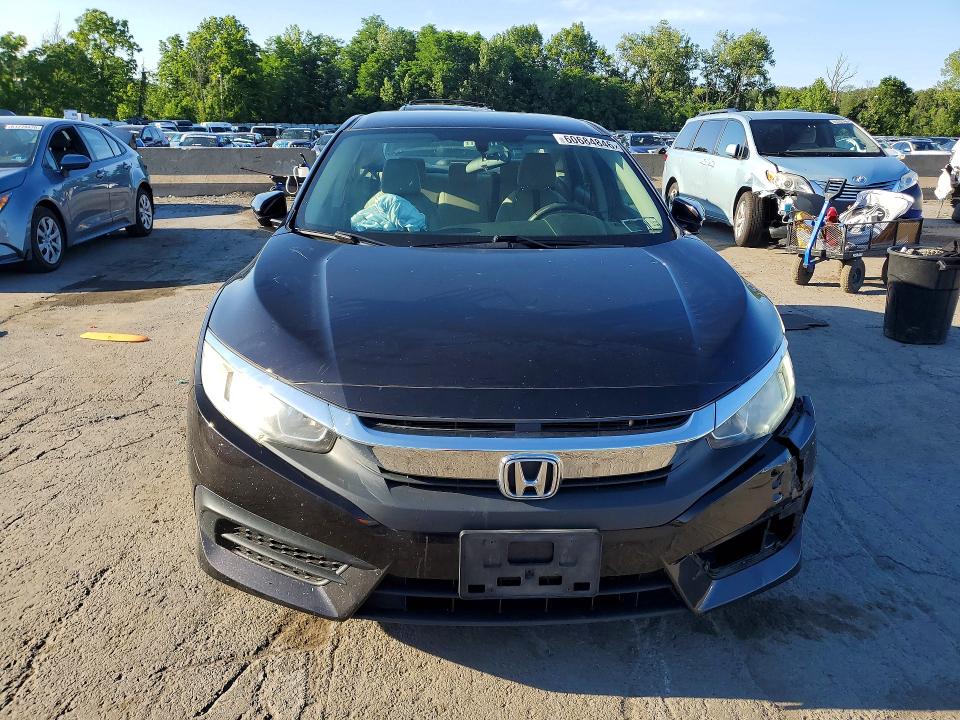 60684846 :رقم المزاد ، 2HGFC2F57JH540928 vin ، 2018 Honda Civic مزاد بيع