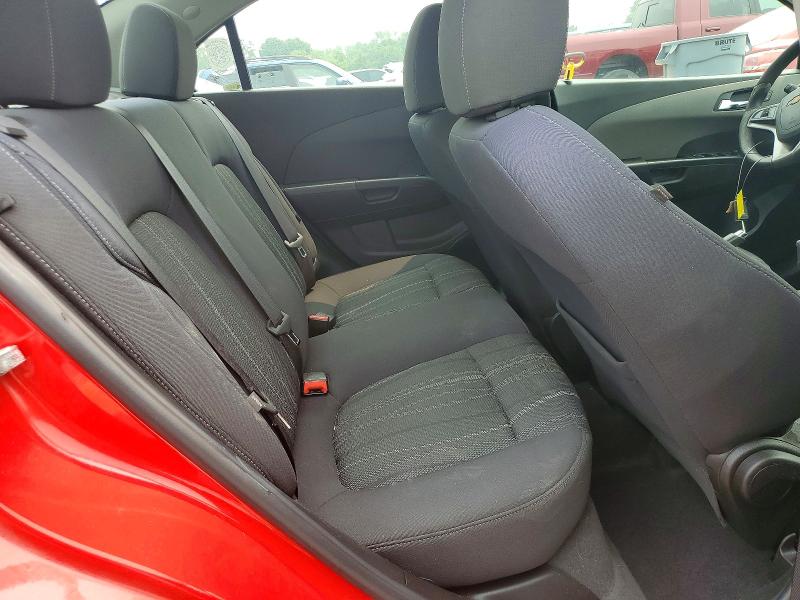 61122526 :رقم المزاد ، 1G1JD5SB5F4216103 vin ، 2015 Chevrolet Sonic مزاد بيع