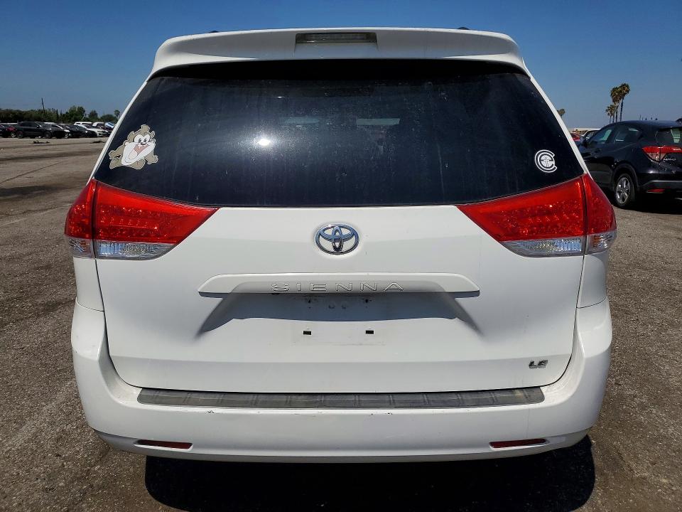 63141186 :رقم المزاد ، 5TDKK3DC4BS049095 vin ، 2011 Toyota Sienna مزاد بيع