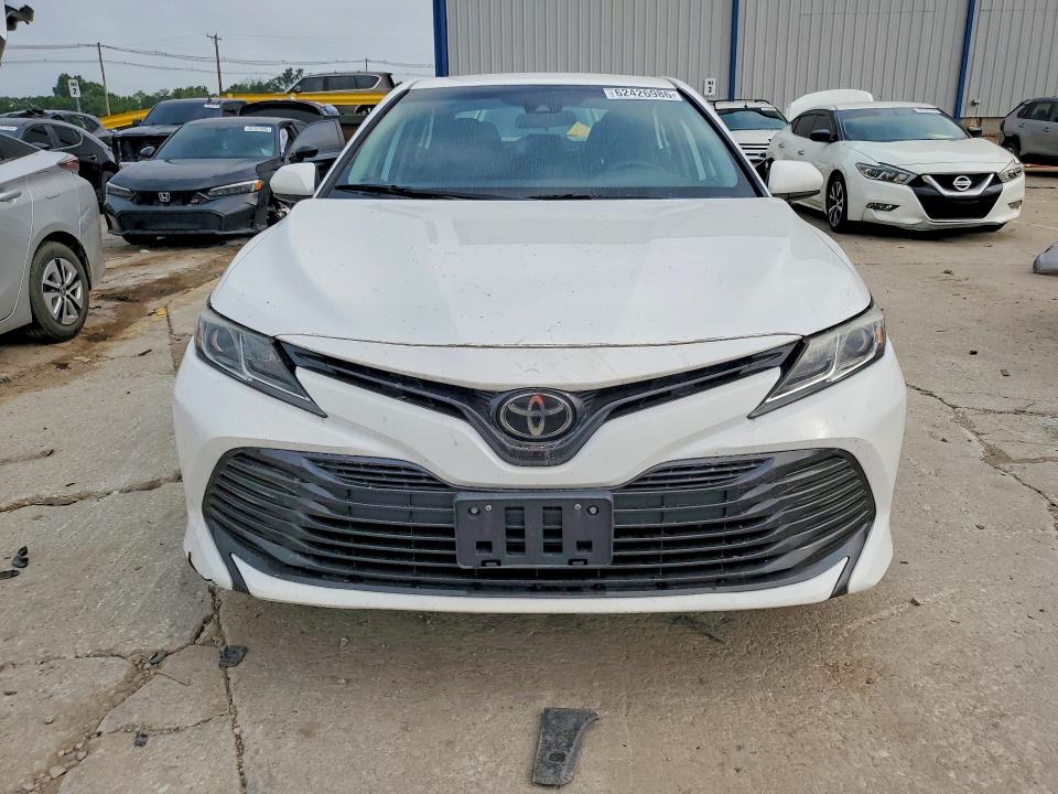 62426986 :رقم المزاد ، 4T1B11HK0KU238682 vin ، 2019 Toyota Camry مزاد بيع