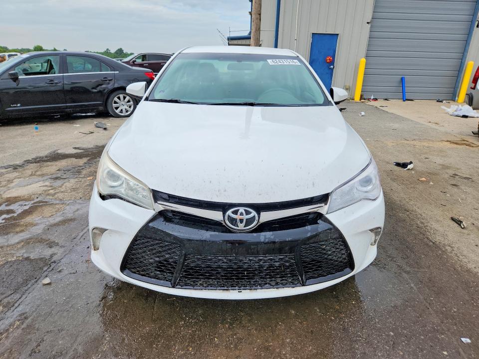 62431516 :رقم المزاد ، 4T1BF1FK7FU110689 vin ، 2015 Toyota Camry مزاد بيع