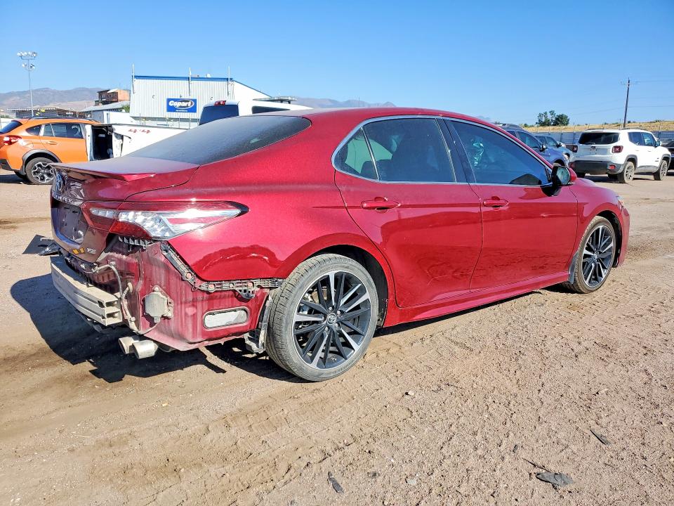 61619646 :رقم المزاد ، 4T1B61HK3JU630152 vin ، 2018 Toyota Camry مزاد بيع