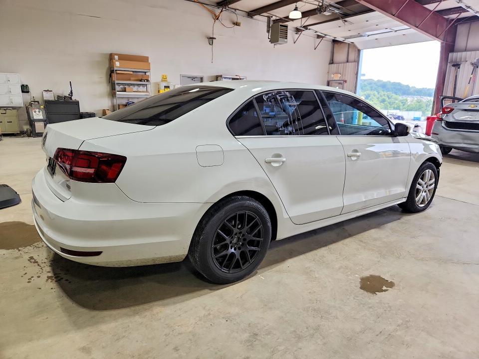 58262646 :رقم المزاد ، 3VW2B7AJ4HM290414 vin ، 2017 Volkswagen Jetta مزاد بيع