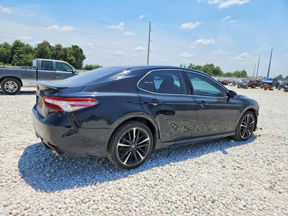 62365796 :رقم المزاد ، 4T1B61HK0JU516366 vin ، 2018 Toyota Camry مزاد بيع