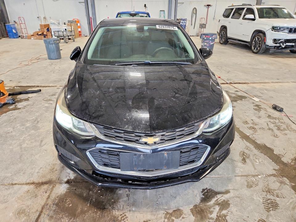 62833976 :رقم المزاد ، 1G1BC5SM6J7159006 vin ، 2018 Chevrolet Cruze مزاد بيع