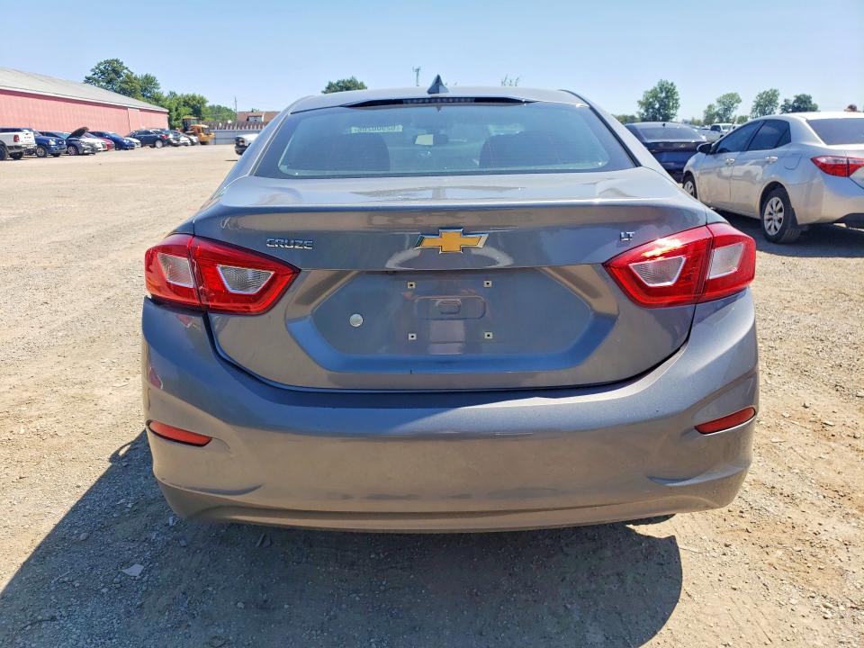 62900206 :رقم المزاد ، 1G1BE5SM2J7245696 vin ، 2018 Chevrolet Cruze مزاد بيع