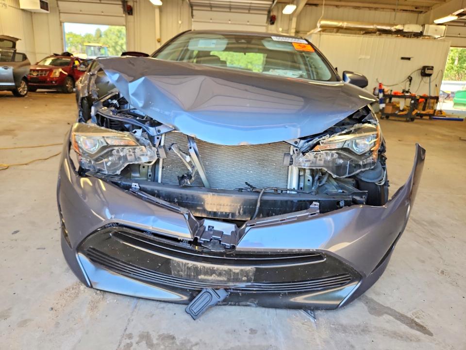 60805506 :رقم المزاد ، 5YFBURHE7JP831052 vin ، 2018 Toyota Corolla مزاد بيع