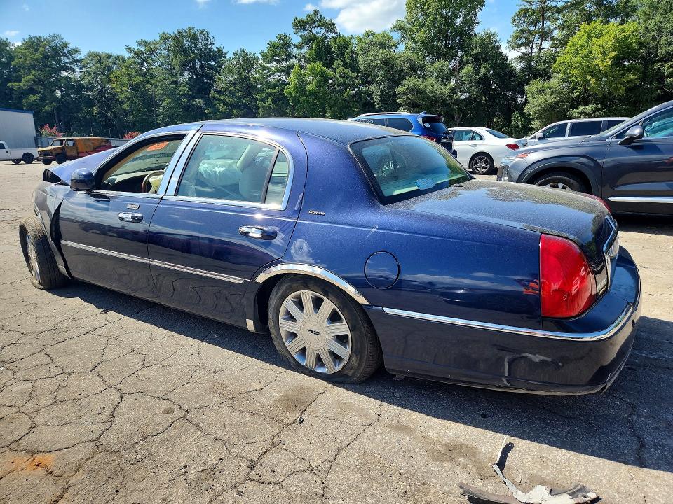 2004 Lincoln Town Car მანქანა იყიდება აუქციონზე, vin: 1LNHM83W34Y677567, აუქციონის ნომერი: 61845056