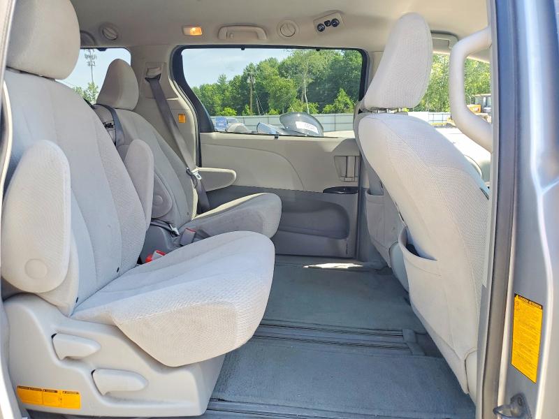 60839266 :رقم المزاد ، 5TDKK3DC0BS138808 vin ، 2011 Toyota Sienna مزاد بيع
