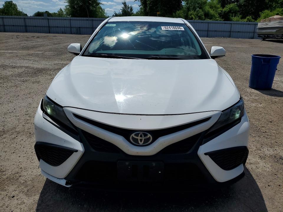 62418696 :رقم المزاد ، 4T1G11AK8MU574759 vin ، 2021 Toyota Camry مزاد بيع