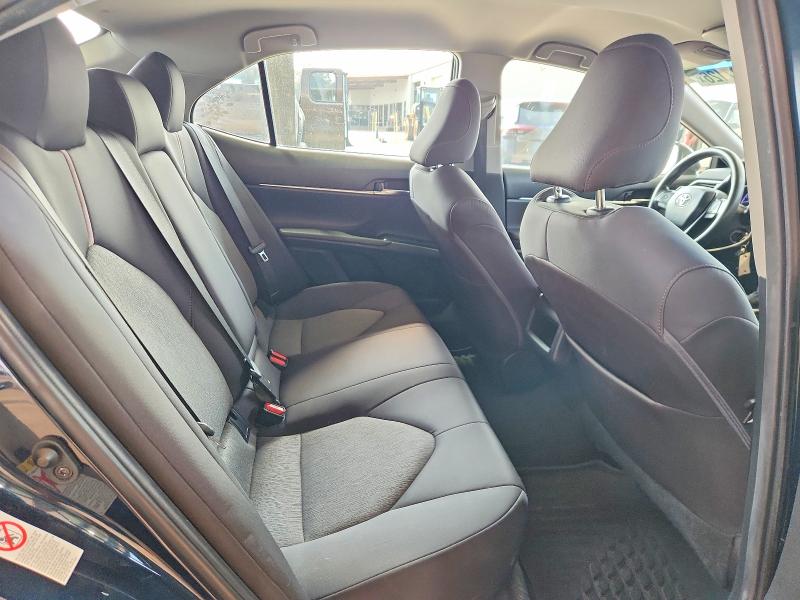 61737126 :رقم المزاد ، 4T1B11HK1JU622663 vin ، 2018 Toyota Camry مزاد بيع