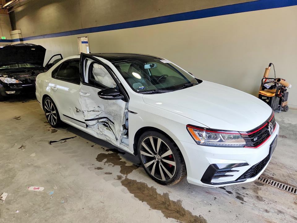 61727106 :رقم المزاد ، 1VWJM7A3XJC038648 vin ، 2018 Volkswagen Passat مزاد بيع