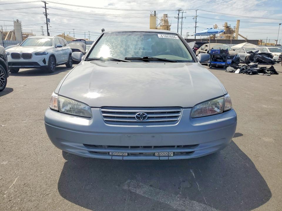 61663006 :رقم المزاد ، 4T1BG22K8XU519925 vin ، 1999 Toyota Camry مزاد بيع