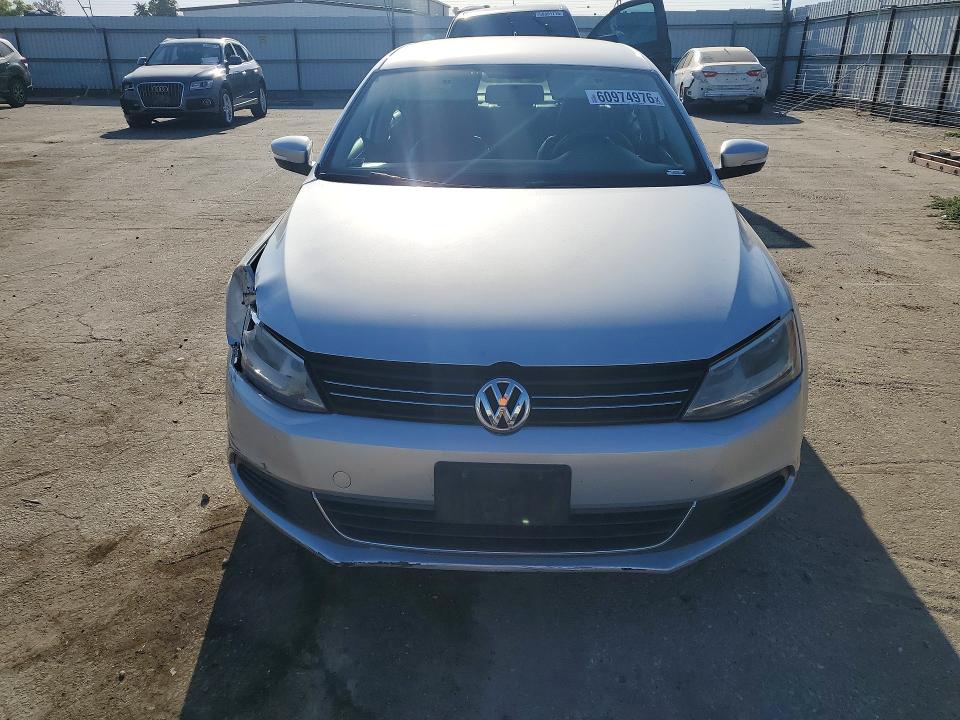 60974976 :رقم المزاد ، 3VWD17AJ4EM241897 vin ، 2014 Volkswagen Jetta مزاد بيع