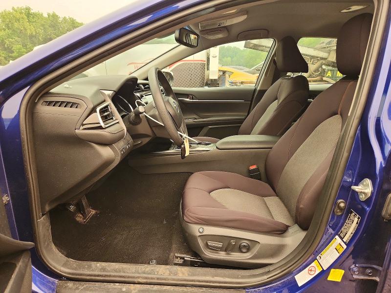 61311476 :رقم المزاد ، 4T1B11HK2JU528520 vin ، 2018 Toyota Camry مزاد بيع