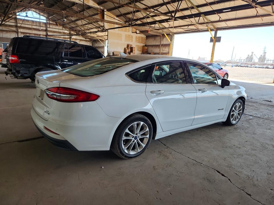63377026 :رقم المزاد ، 3FA6P0LU3KR221993 vin ، 2019 Ford Fusion مزاد بيع