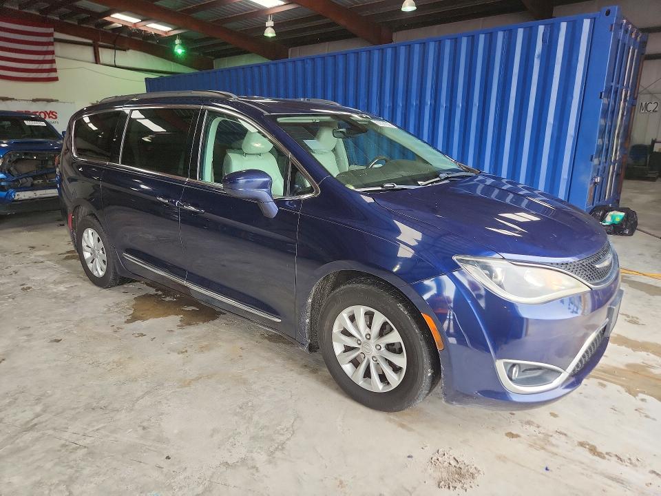 63391806 :رقم المزاد ، 2C4RC1BG9HR730392 vin ، 2017 Chrysler Pacifica مزاد بيع
