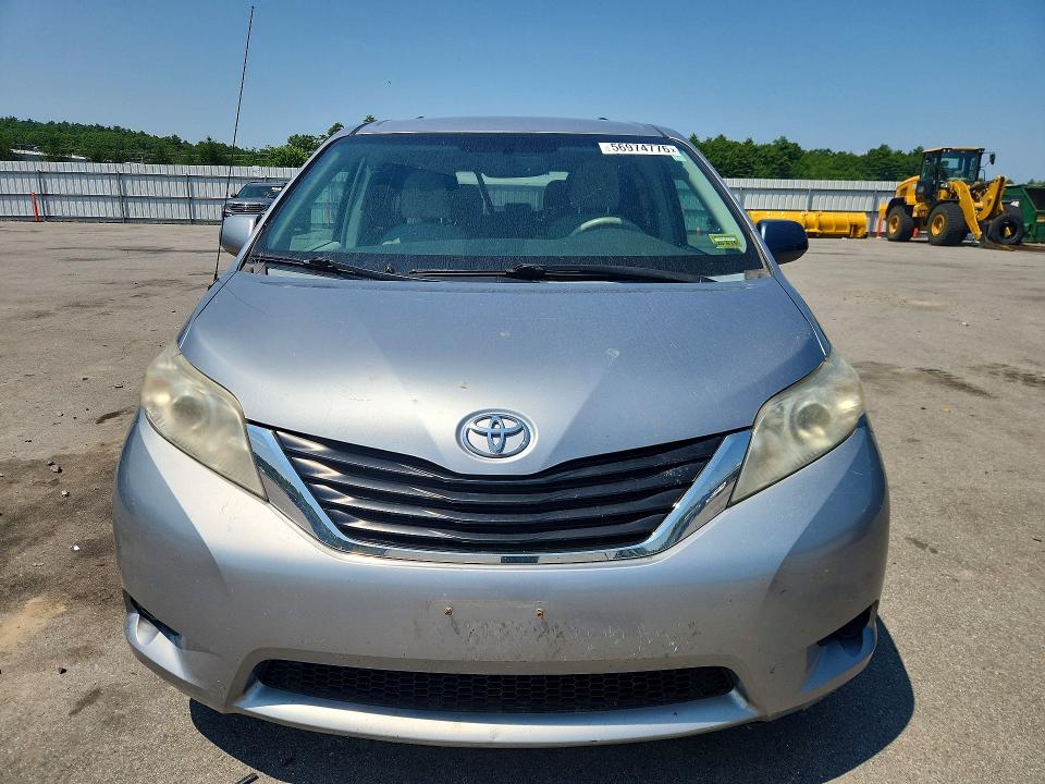 56974776 :رقم المزاد ، 5TDJK3DC2DS051748 vin ، 2013 Toyota Sienna مزاد بيع