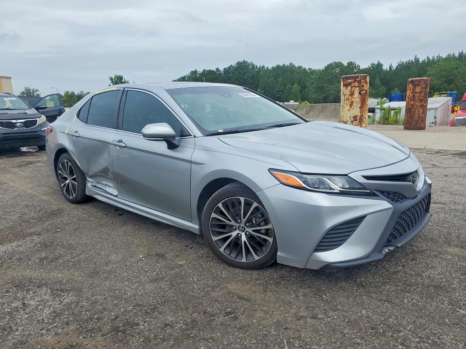 60491366 :رقم المزاد ، 4T1B11HK9JU643406 vin ، 2018 Toyota Camry مزاد بيع