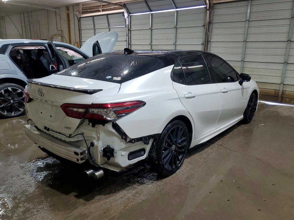 59796756 :رقم المزاد ، 4T1K61AK2NU018525 vin ، 2022 Toyota Camry مزاد بيع