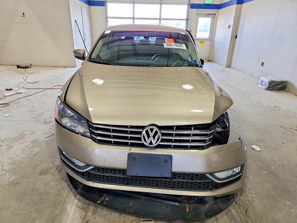 60514696 :رقم المزاد ، 1VWAT7A3XFC086502 vin ، 2015 Volkswagen Passat مزاد بيع