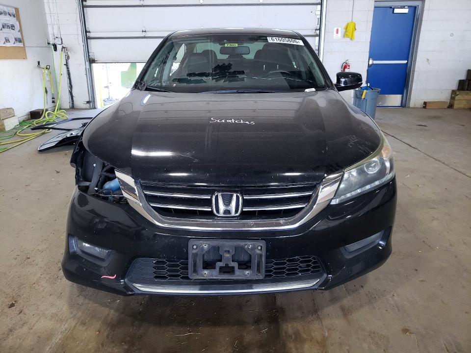 61605806 :رقم المزاد ، 1HGCR3F88FA011396 vin ، 2015 Honda Accord مزاد بيع