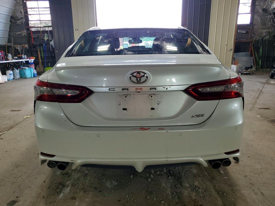 62817426 :رقم المزاد ، 4T1B61HK4JU061425 vin ، 2018 Toyota Camry مزاد بيع