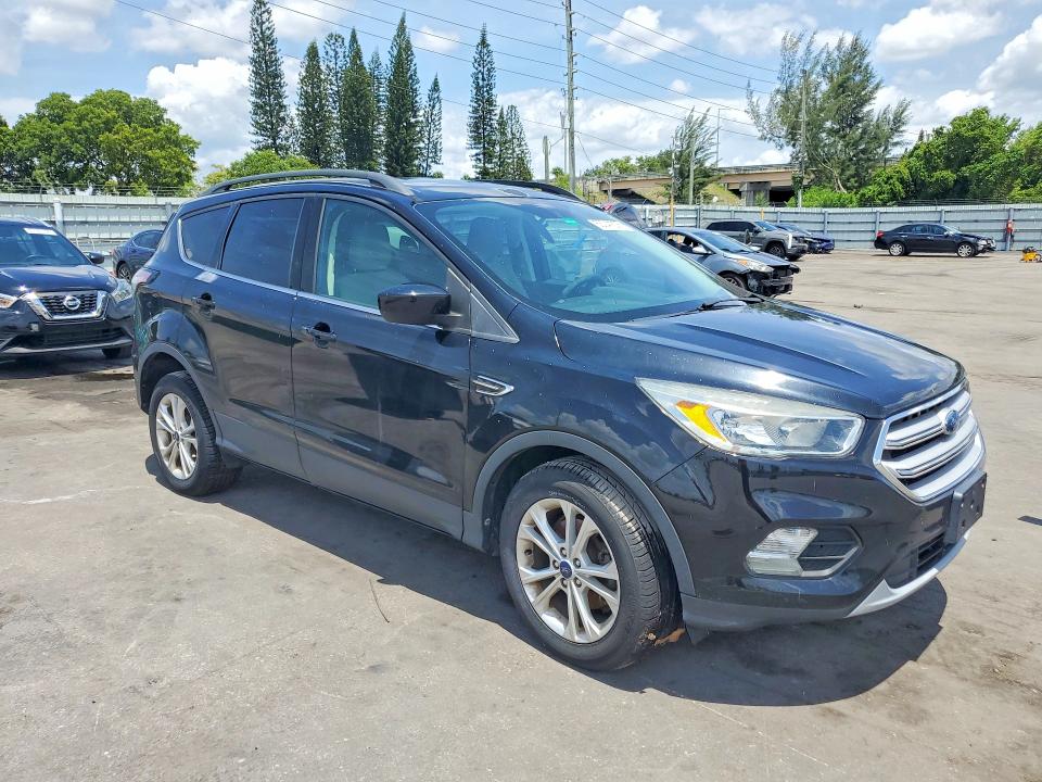 63041636 :رقم المزاد ، 1FMCU0GD4JUC61311 vin ، 2018 Ford Escape مزاد بيع