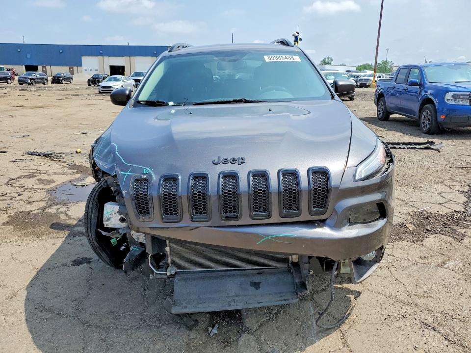 60388466 :رقم المزاد ، 1C4PJLCB2JD606291 vin ، 2018 Jeep Cherokee مزاد بيع