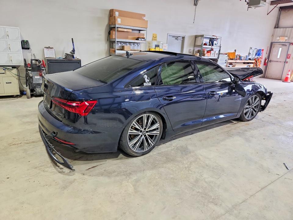 60323236 :رقم المزاد ، WAUD8AF28MN041992 vin ، 2021 Audi A6 مزاد بيع