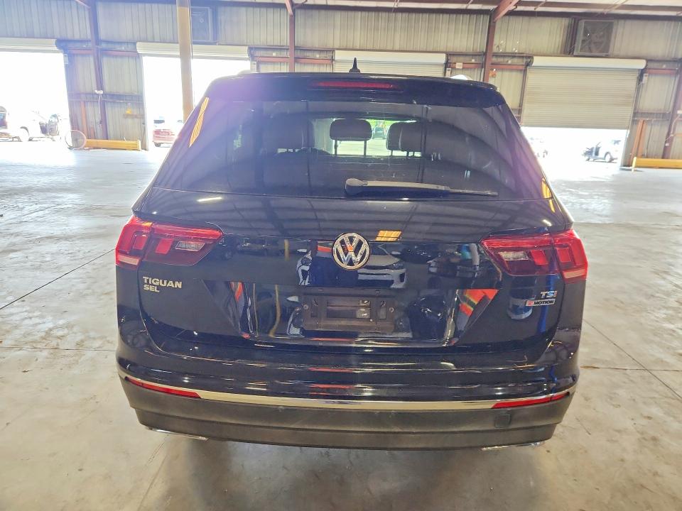 61078666 :رقم المزاد ، 3VV2B7AX7JM067671 vin ، 2018 Volkswagen Tiguan مزاد بيع