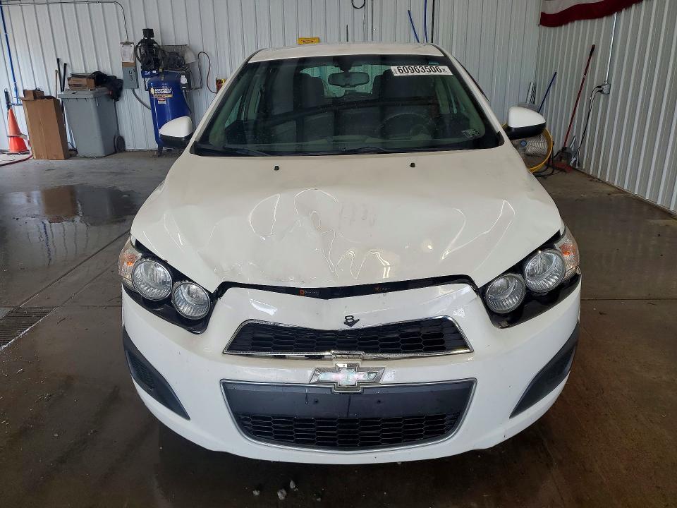60963506 :رقم المزاد ، 1G1JC6SH4F4196116 vin ، 2015 Chevrolet Sonic مزاد بيع