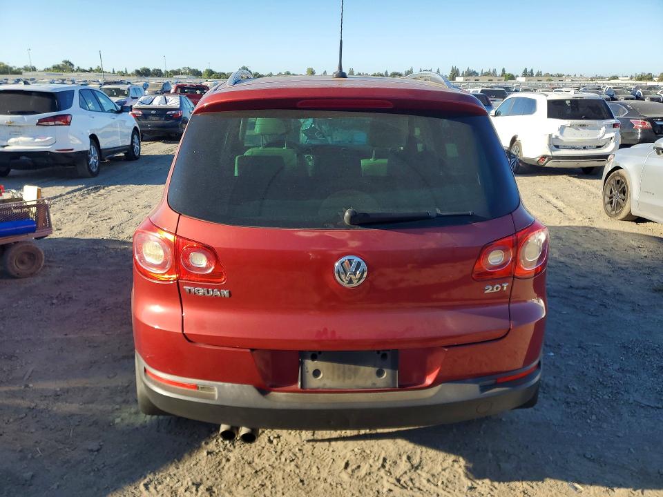 2010 Volkswagen Tiguan მანქანა იყიდება აუქციონზე, vin: WVGAV7AX4AW002306, აუქციონის ნომერი: 63136976