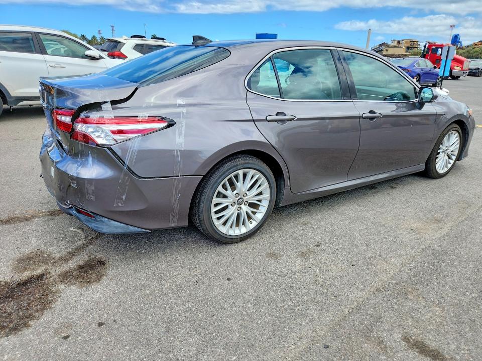 63242816 :رقم المزاد ، 4T1B11HK0JU070556 vin ، 2018 Toyota Camry مزاد بيع