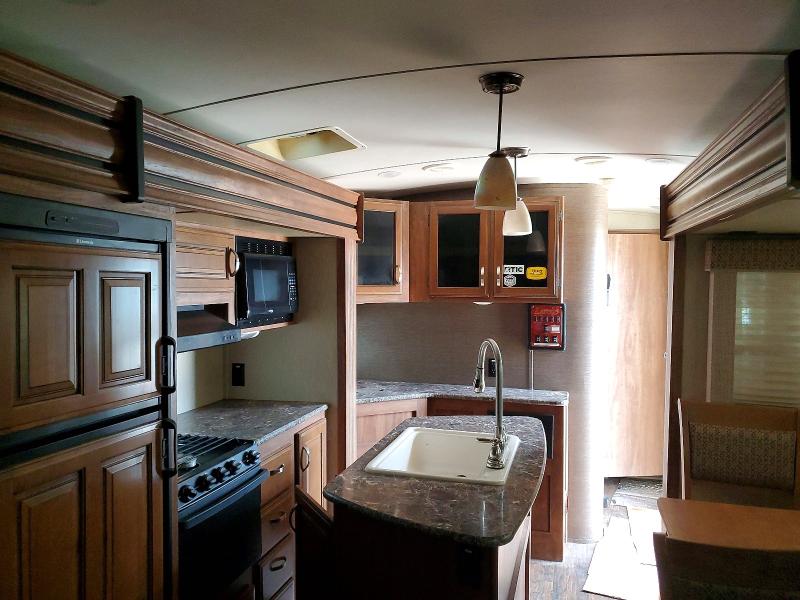 59802816 :رقم المزاد ، 4YDT31423FK601998 vin ، 2015 Keystone Trailer مزاد بيع