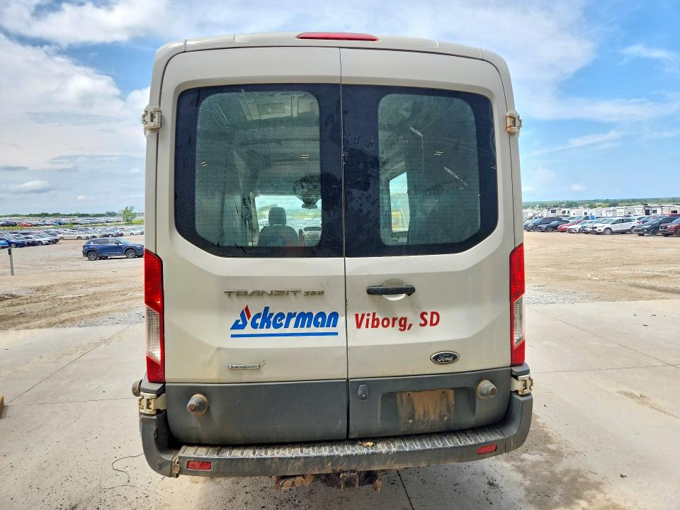 62310606 :رقم المزاد ، 1FTBW2CG8FKA37077 vin ، 2015 Ford Transit مزاد بيع