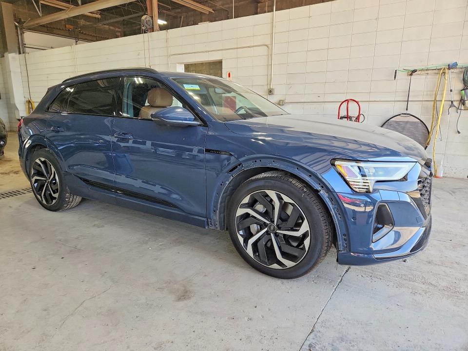 61146816 :رقم المزاد ، WA15AAGE9RB014338 vin ، 2024 Audi Q8 E-tron مزاد بيع