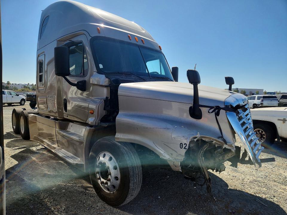 2015 Freightliner Cascadia მანქანა იყიდება აუქციონზე, vin: 3AKJGLD53FSBT5505, აუქციონის ნომერი: 62479146
