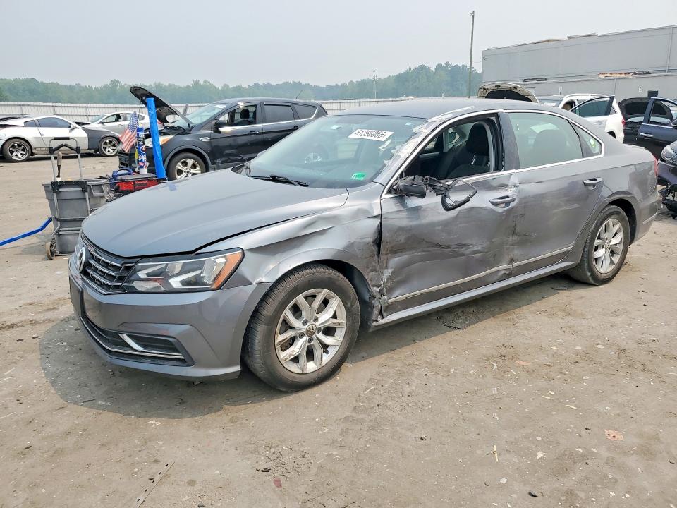 61398066 :رقم المزاد ، 1VWAT7A36HC032147 vin ، 2017 Volkswagen Passat مزاد بيع