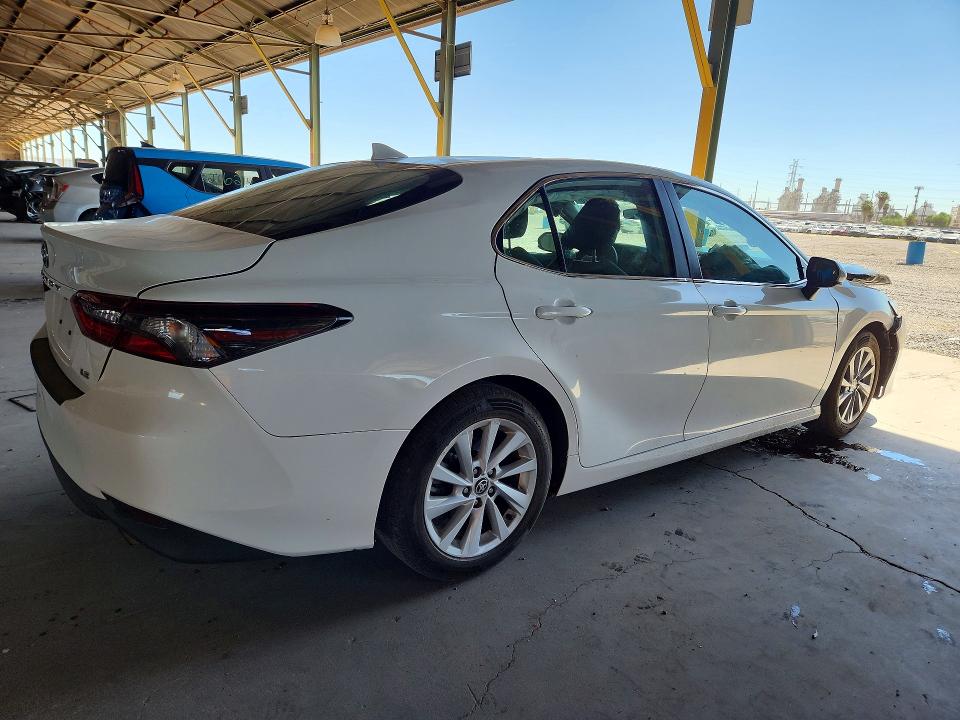 59319176 :رقم المزاد ، 4T1C11AK5NU676150 vin ، 2022 Toyota Camry مزاد بيع