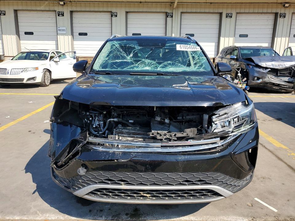 61054686 :رقم المزاد ، 3VVLX7B26NM048849 vin ، 2022 Volkswagen Taos مزاد بيع