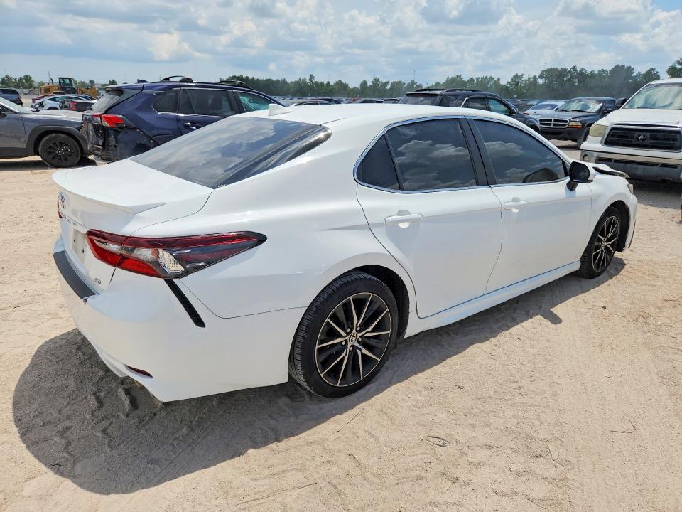 59982836 :رقم المزاد ، 4T1G11AK2MU413095 vin ، 2021 Toyota Camry مزاد بيع
