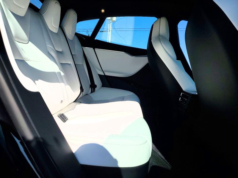 63132406 :رقم المزاد ، 5YJSA1E25JF243151 vin ، 2018 Tesla Model S مزاد بيع