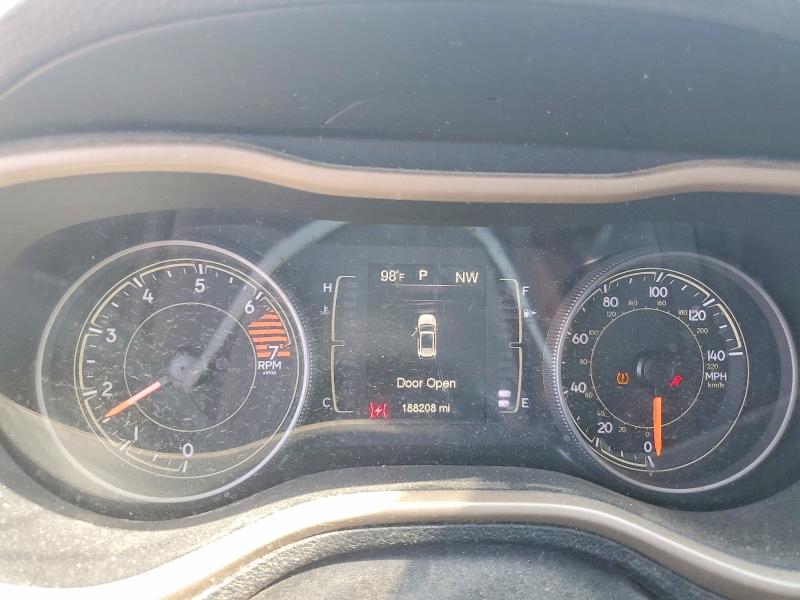 61044976 :رقم المزاد ، 1C4PJLCB8JD605372 vin ، 2018 Jeep Cherokee مزاد بيع