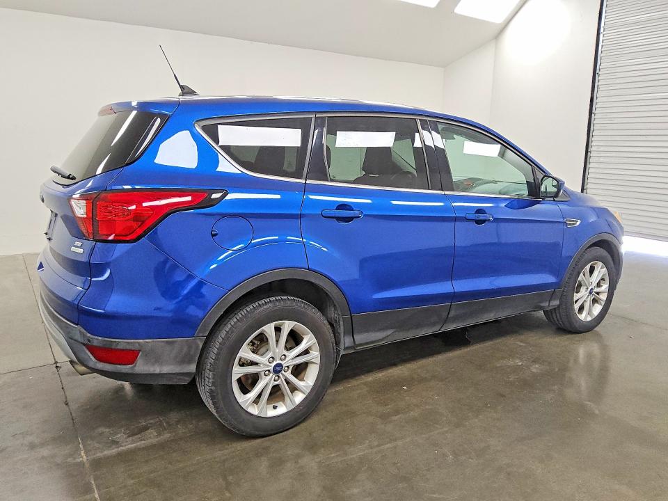 62992606 :رقم المزاد ، 1FMCU0GD5KUB31118 vin ، 2019 Ford Escape مزاد بيع