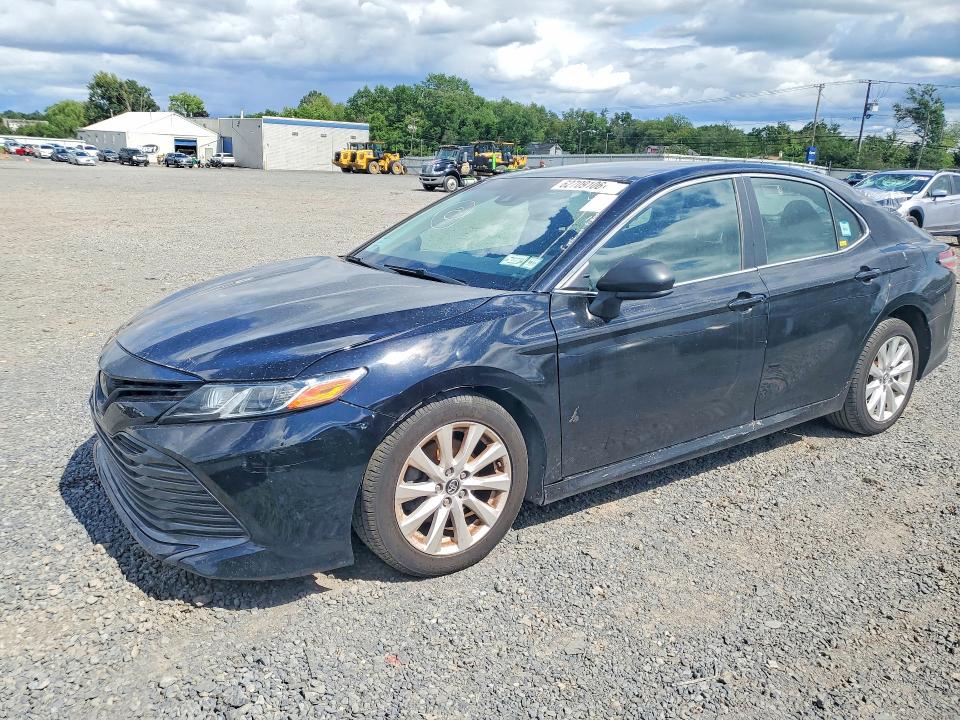 62709106 :رقم المزاد ، 4T1B11HK4JU070429 vin ، 2018 Toyota Camry مزاد بيع