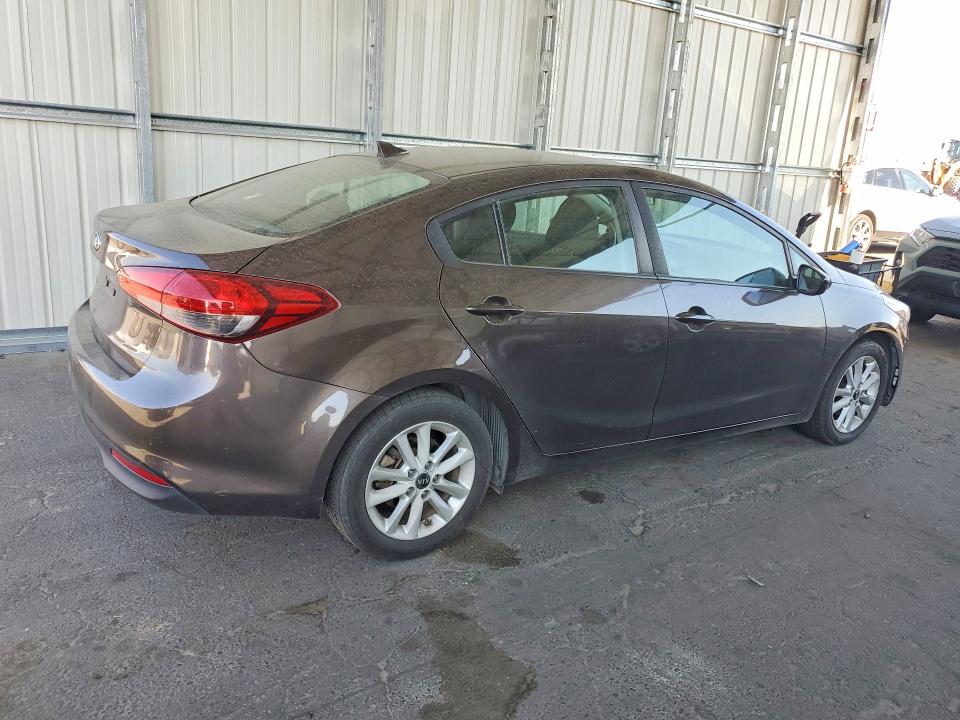 61231656 :رقم المزاد ، 3KPFL4A75HE132923 vin ، 2017 Kia Forte مزاد بيع